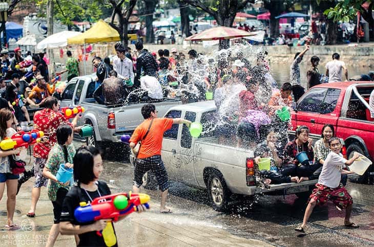 bataille d'eau au festival de songkran à chiang mai