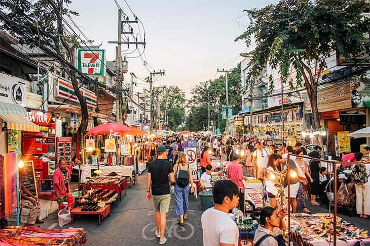 stands au Tha Pae Sunday Walking Street, le marché du dimanche de Chiang Mai