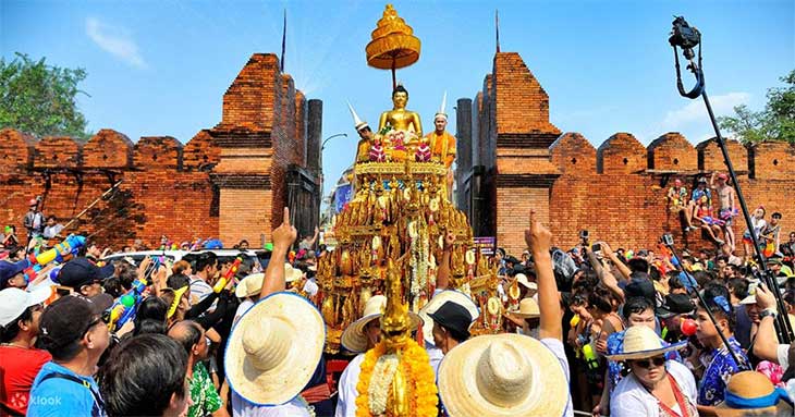 procession au festival de songkran à chiang mai