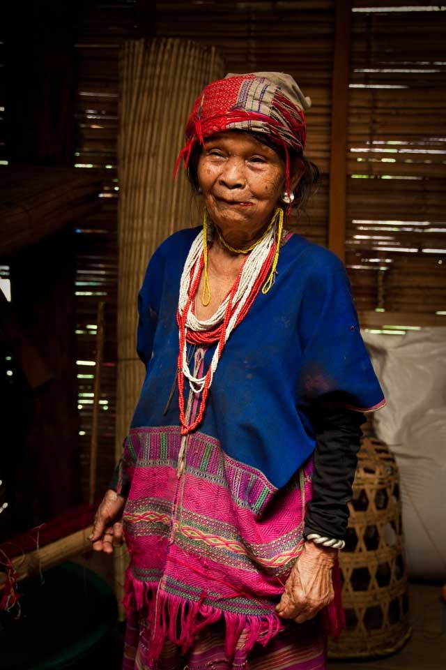 Vieille femme Karen rencontrée durant un trek dans le nord de la Thaïlande