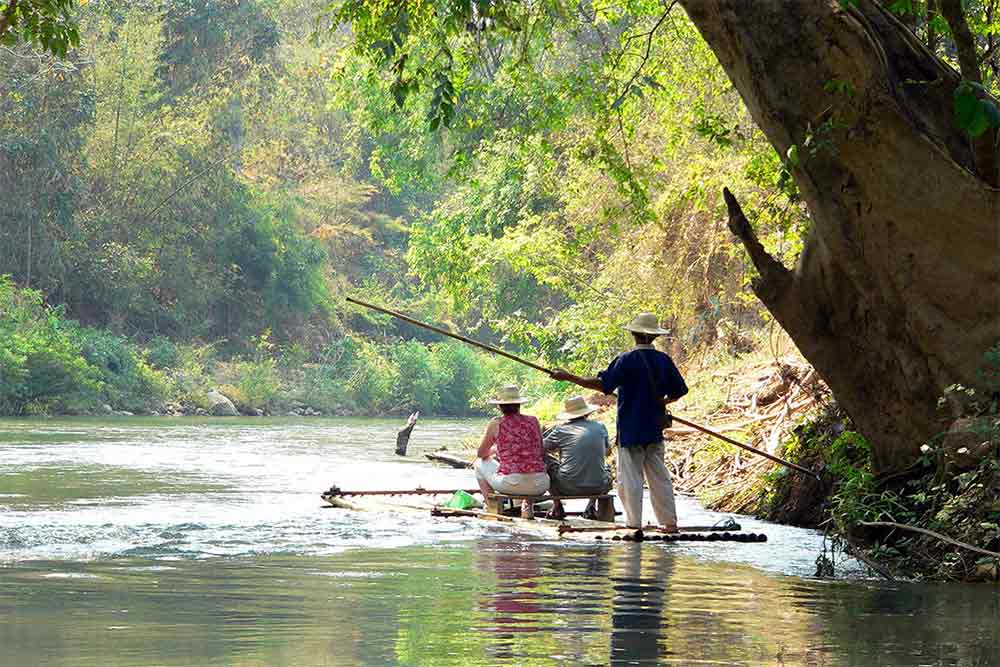 Descente de la rivière kok en radeau de bambou