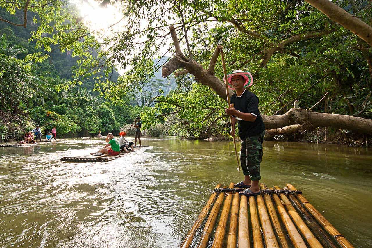 bamboo rafting pendant un trek à chiang mai