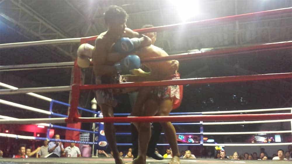 Un combat de Muay Thai au Loi Kroh Boxing Stadium