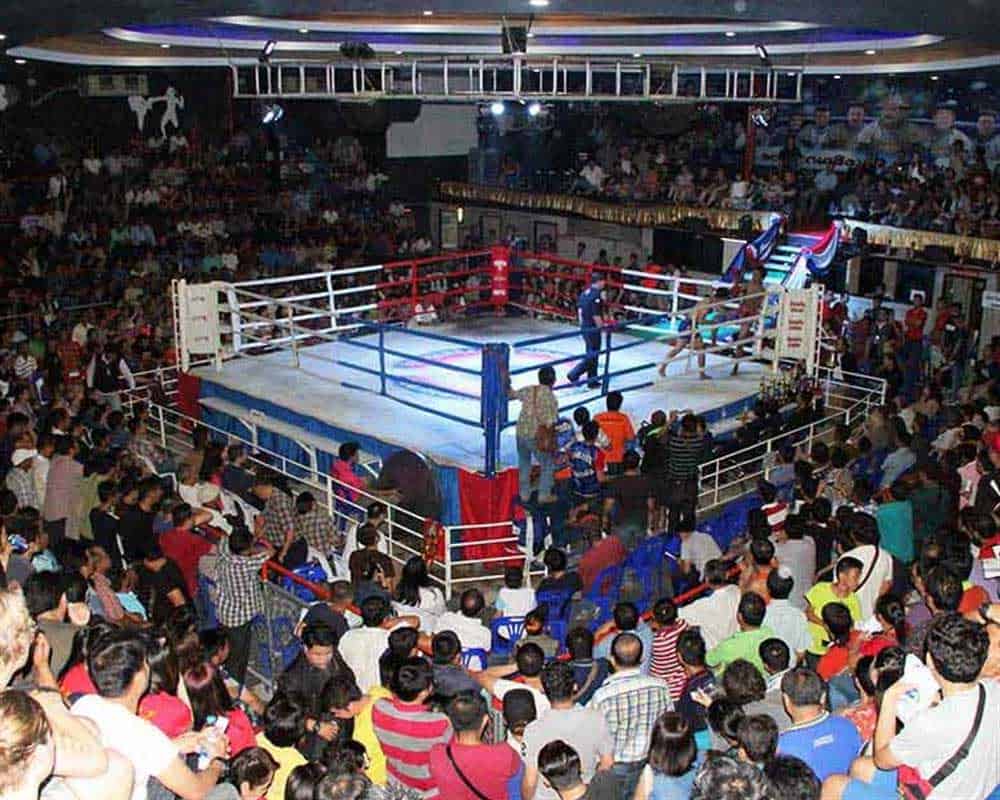 Un coimbat de Muay Thai professionnel au Chiang Mai Boxing Stadium