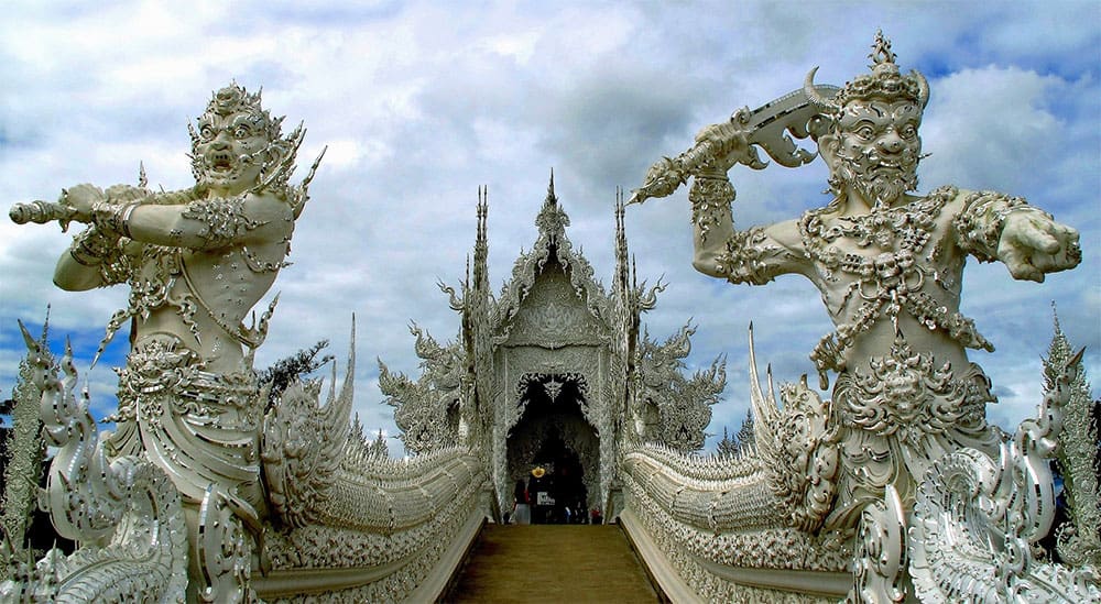 La mort et Phra Rahu montent la garde à l'entrée du temple blanc