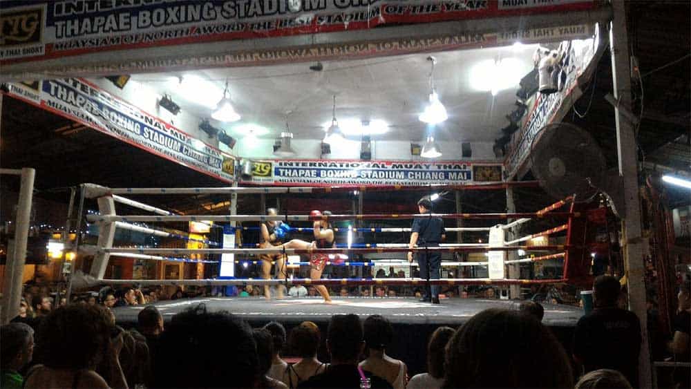assister à un match de boxe au Thapae Boxing Stadium
