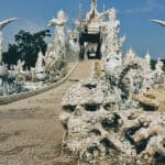 Tête de mort au temple blanc à Chiang Rai