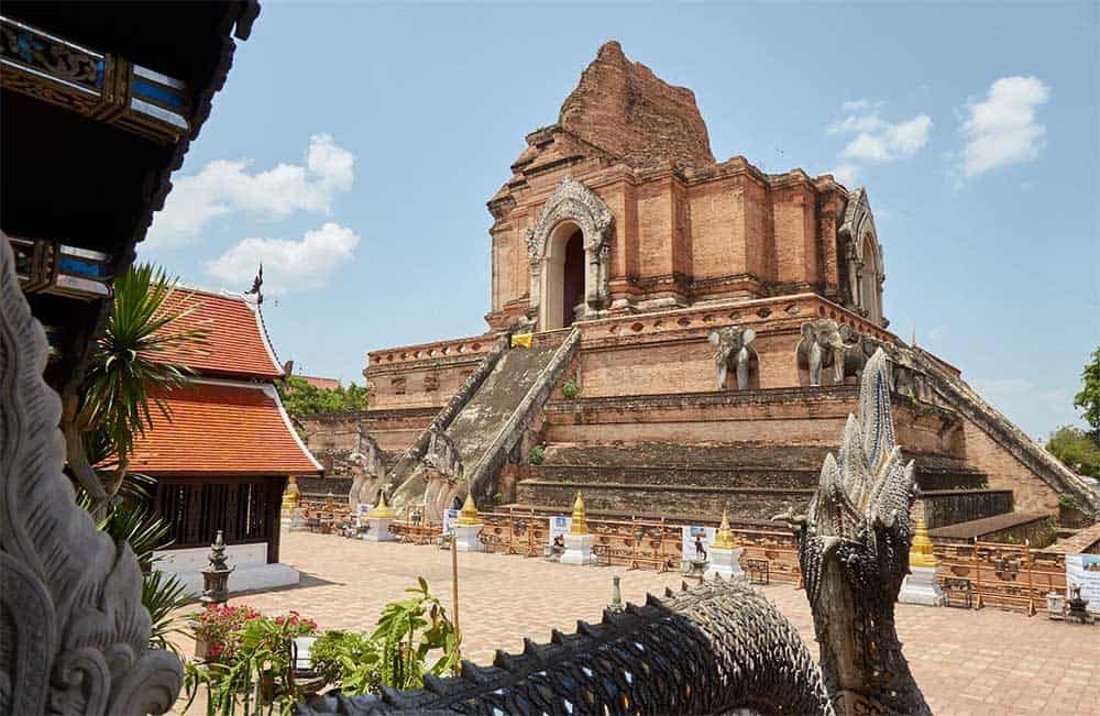 le temple Wat Chedi Luang à Chiang Mai