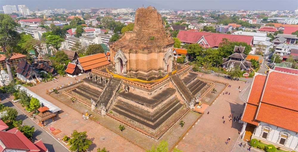 le Wat Chedi Luang vu du ciel
