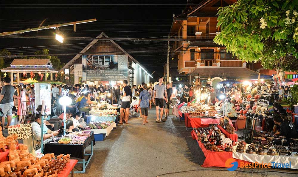 des étals au marché nocturne de wua lai
