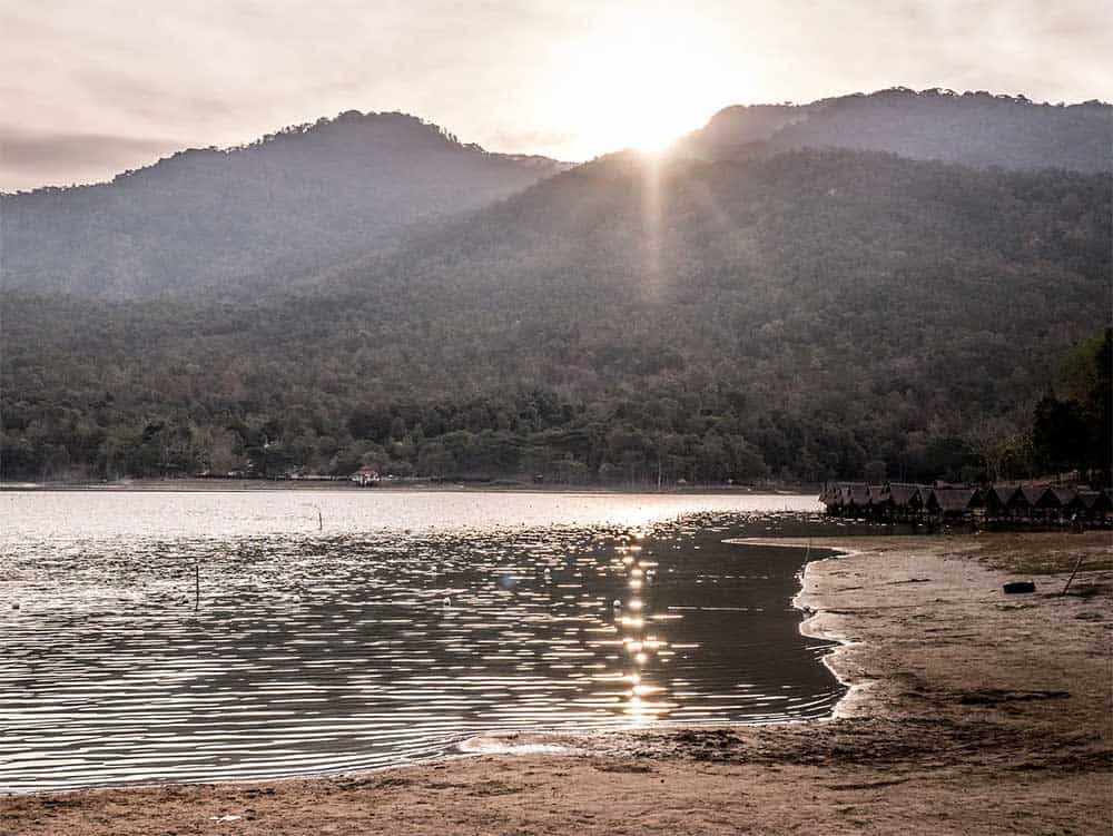 Le lac Huay Tung Tao avec le Doi Suthep en arrière plan