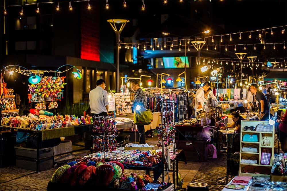 Les étals du Night Bazaar à Chiang Mai