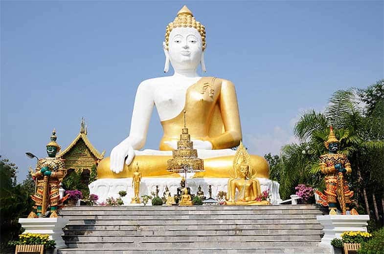 Grande statue de Bouddha du Wat Phra That Doi Kham