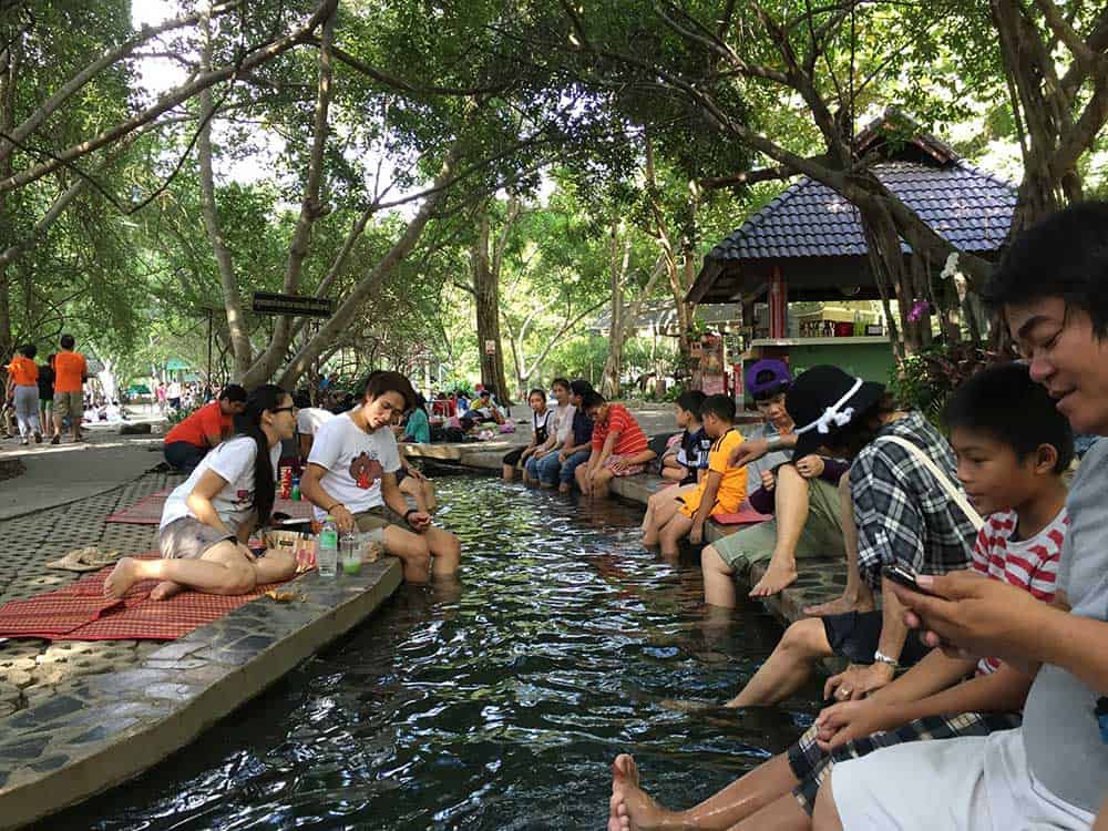 soins de la peau et des articulations dans les sources d'eau chaude de San kamphaeng